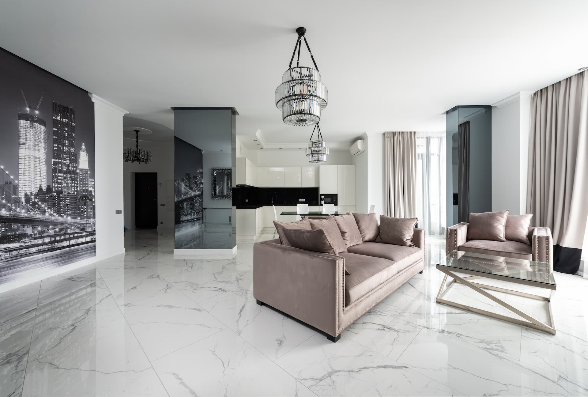 Vivienda moderna con suelo de mármol.